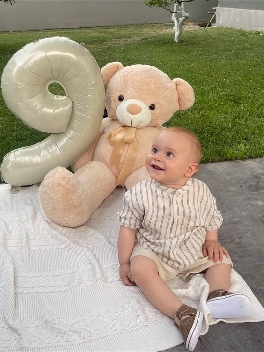 Maren nëntë muajsh me arushin pelush dhe tullumbacen 9